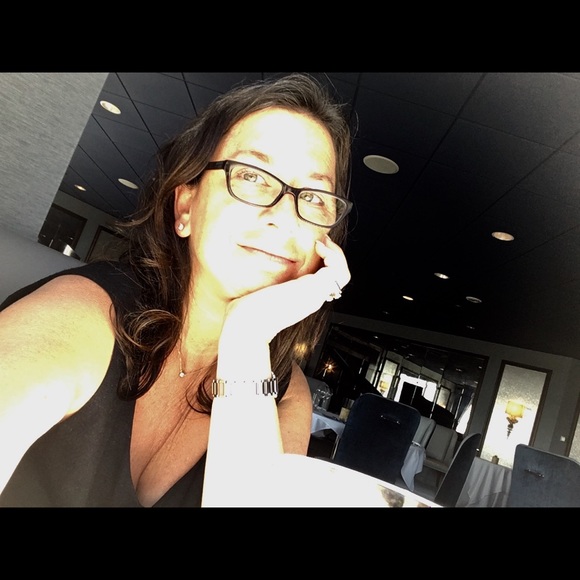 Meet your Posher, Lauren - Picture 1 of 1